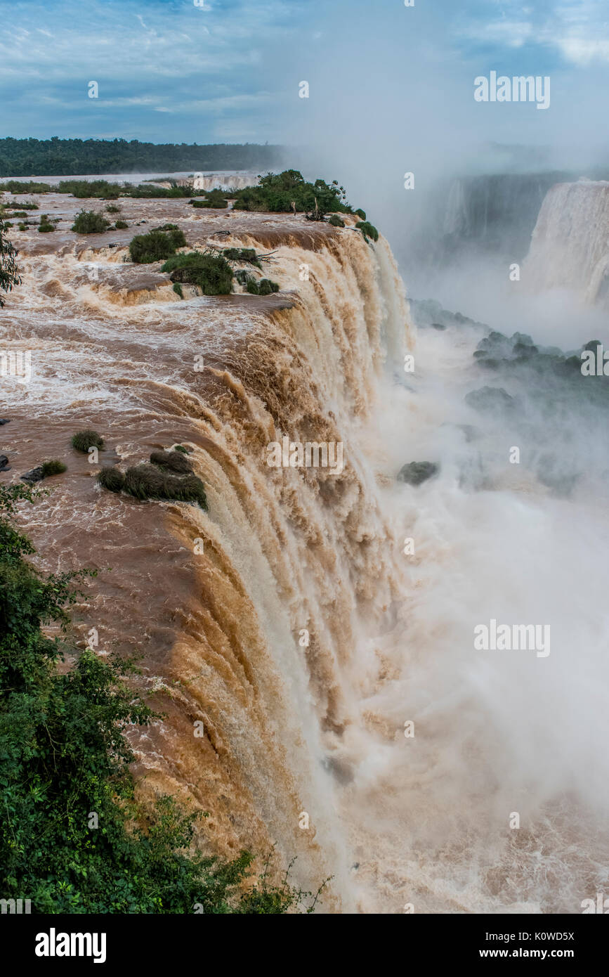 Iguazú-Wasserfälle, Iguazú Fluss, Grenze zwischen Brasilien und Argentinien, Foz do Iguaçu, Paraná, Brasilien Stockfoto