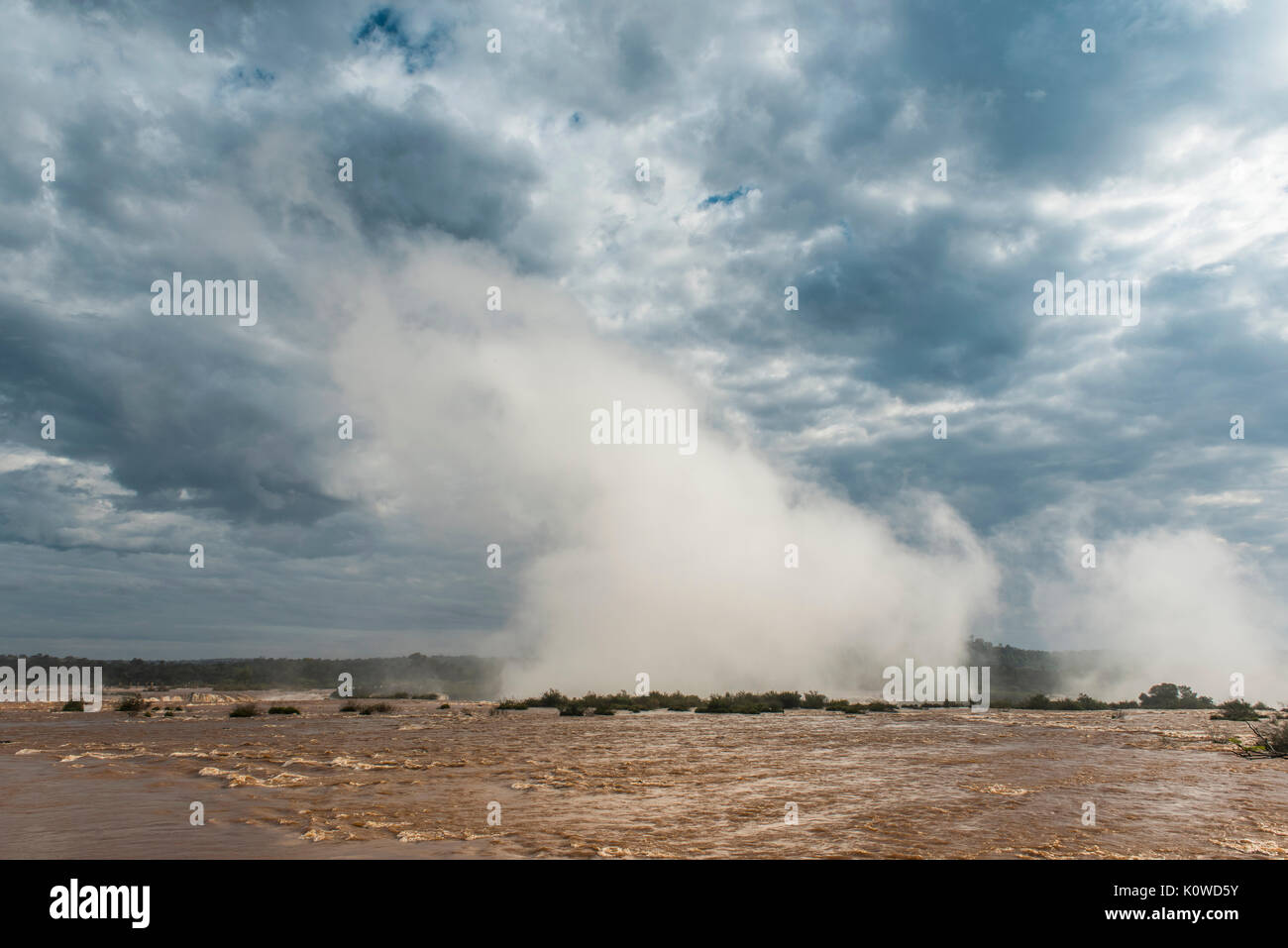 Cloud von Spritzwasser über Iguazú Wasserfälle, Iguazú Fluss, Grenze zwischen Brasilien und Argentinien, Foz do Iguaçu, Paraná, Brasilien Stockfoto