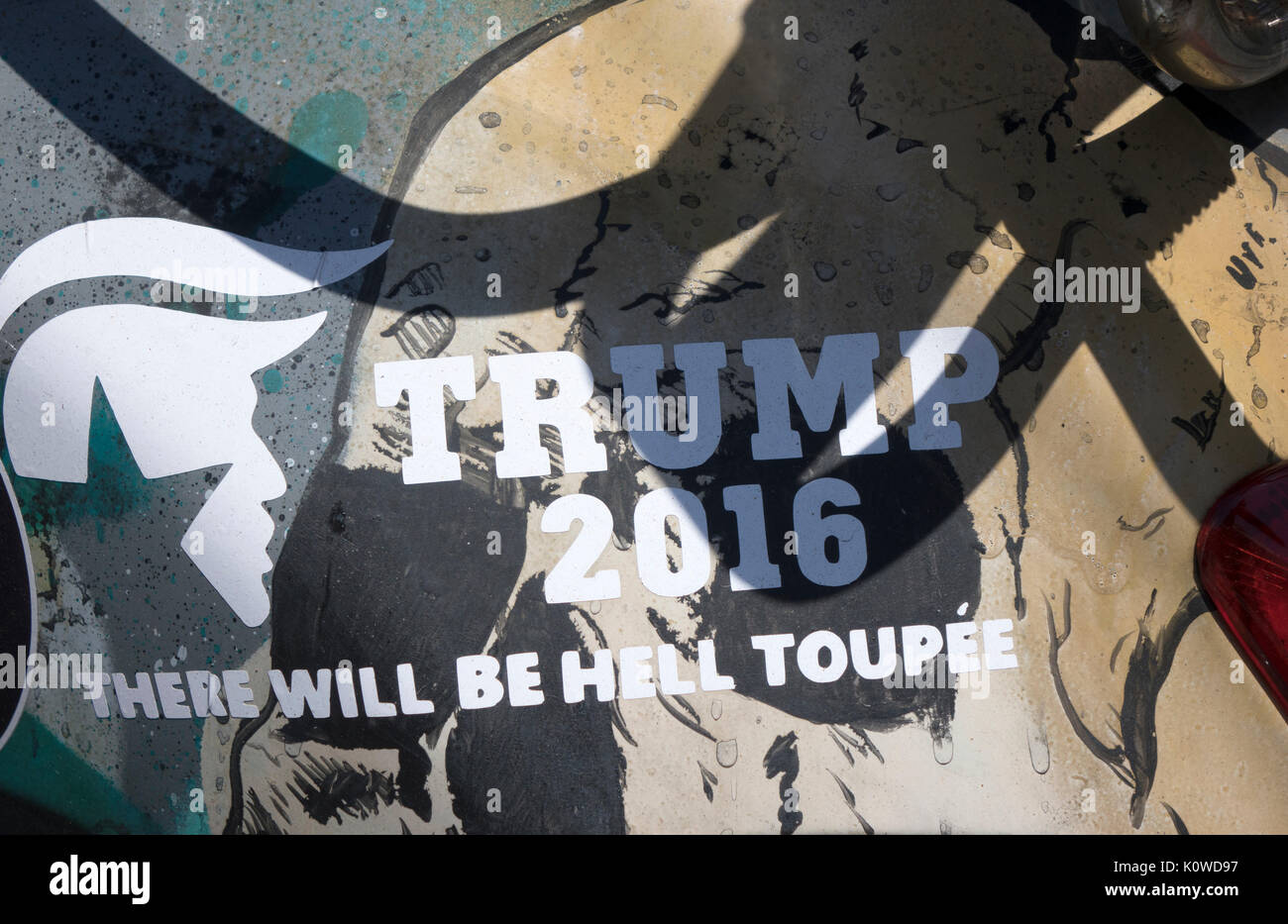Amüsante Fahrzeug Aufkleber Aufkleber über Donald Trump Preseidential Kampagne 2016 - 2016 oeTrump Es wird die Hölle Toupeeâ € gesehen in Sydney, Australien. Stockfoto