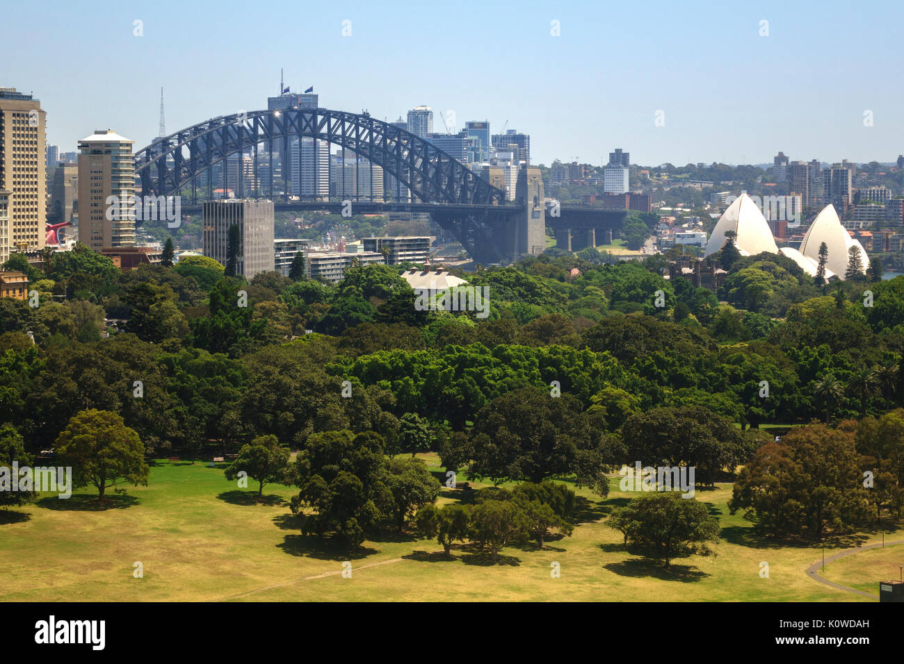 Die Sydney Harbour Bridge und dem Central Business District Australien die Domain Park im Vordergrund steht, sind die Menschen zu Fuß auf die Brücke Stockfoto