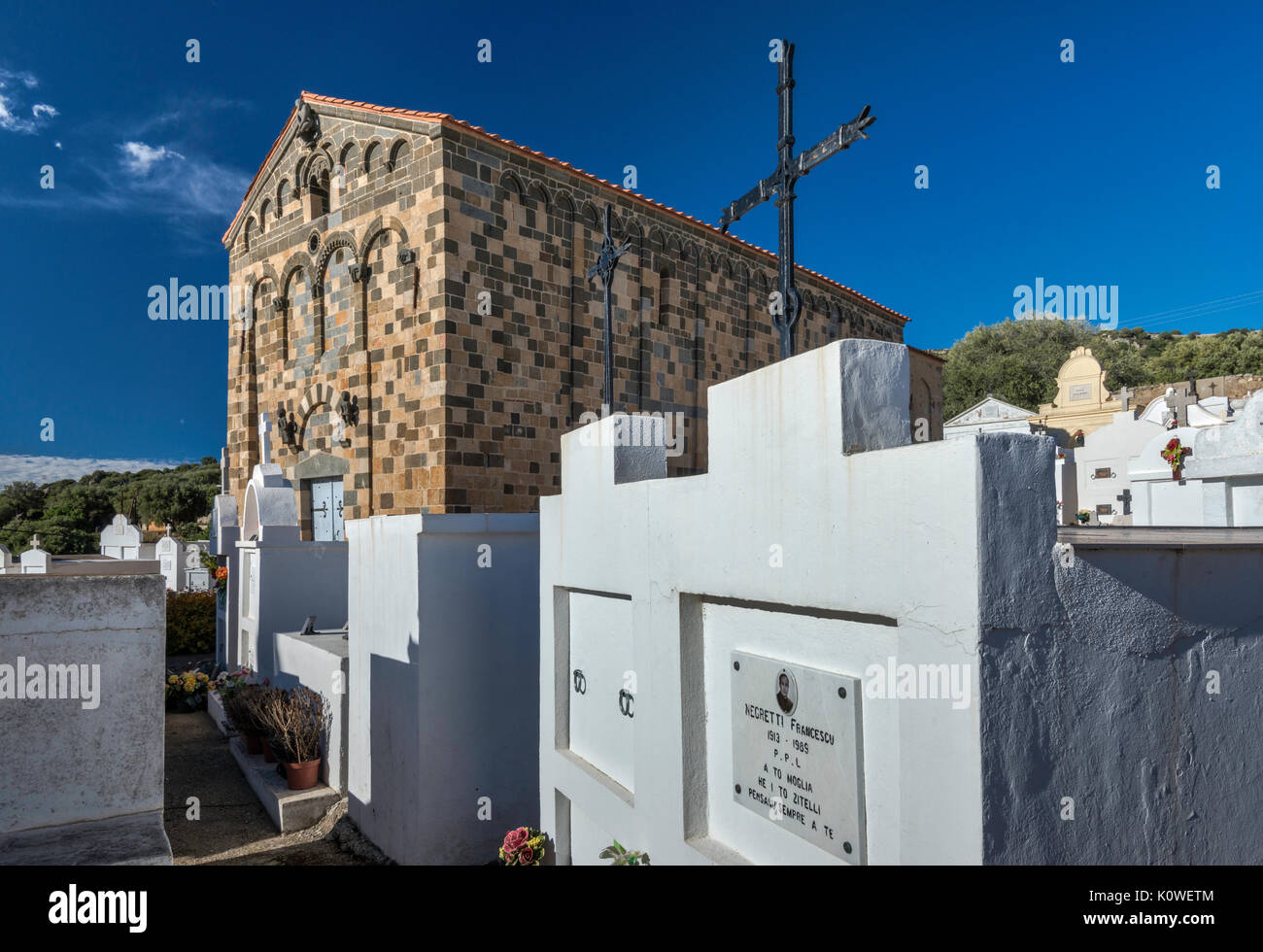 20. jahrhundert Gräber um Eglise de la Trinite (Trinity Church), 11. Jahrhundert, im romanischen Stil, in Belgodère, Balagne Mikroregion, Corse-du-Sud, Haute-Corse Stockfoto