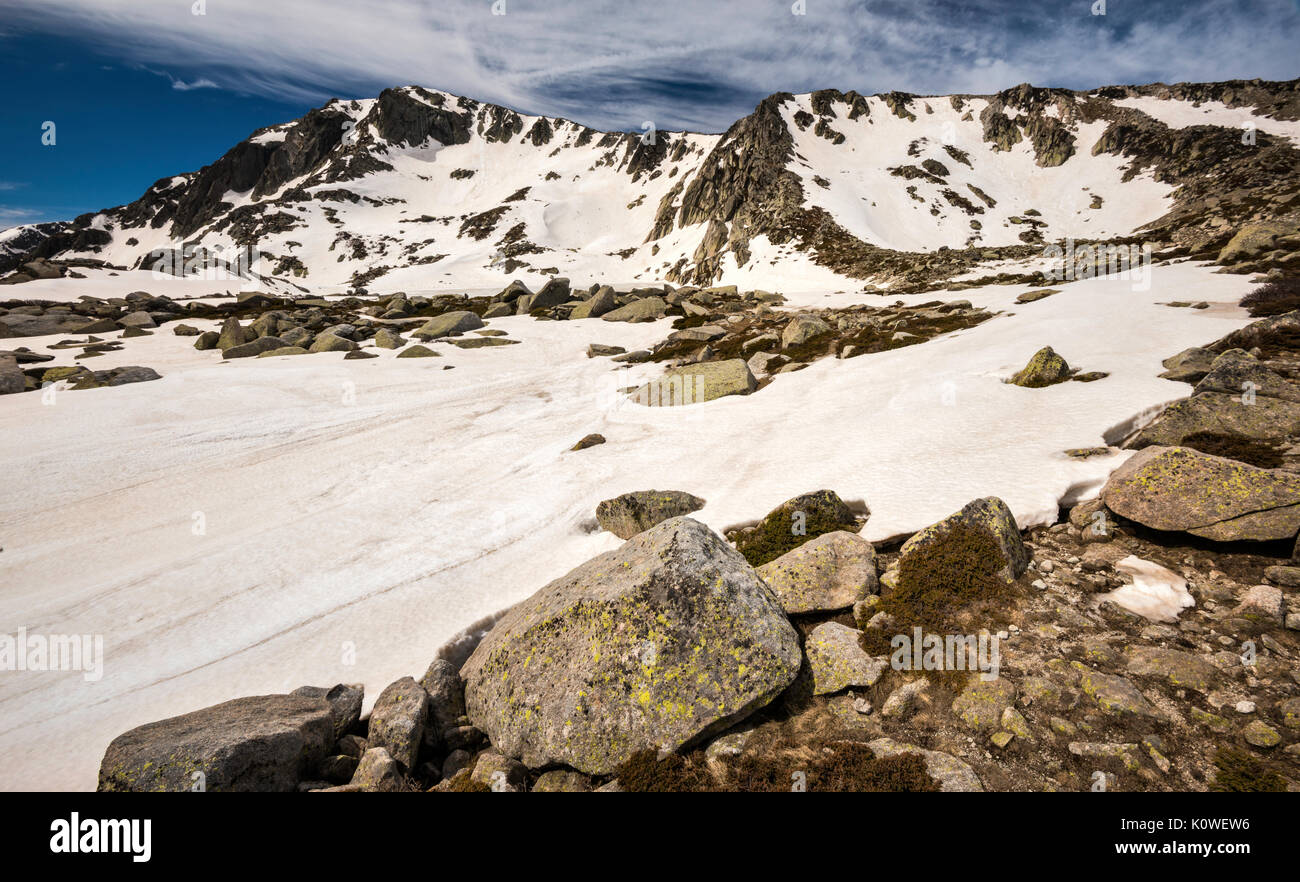 Monte Renoso Gipfel über zugefrorene Lac De Bastiani und Schnee, im Frühling, GR20-Variante, Haute-Corse, Korsika, Frankreich Stockfoto