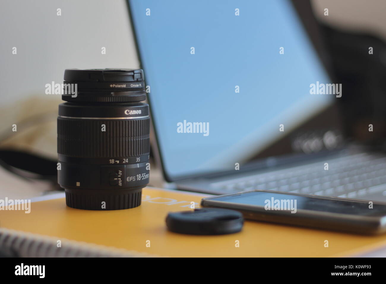 EF-S 18-55mm Canon Objektiv auf einem Schreibtisch Stockfoto