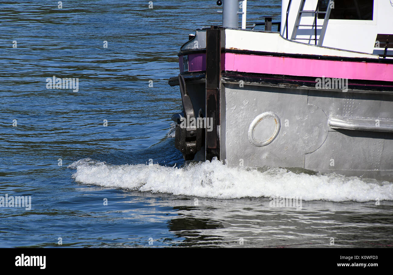 Alte Fluss tugboat am Rhein mit Stahlrumpf und rosa Streifen Stockfoto