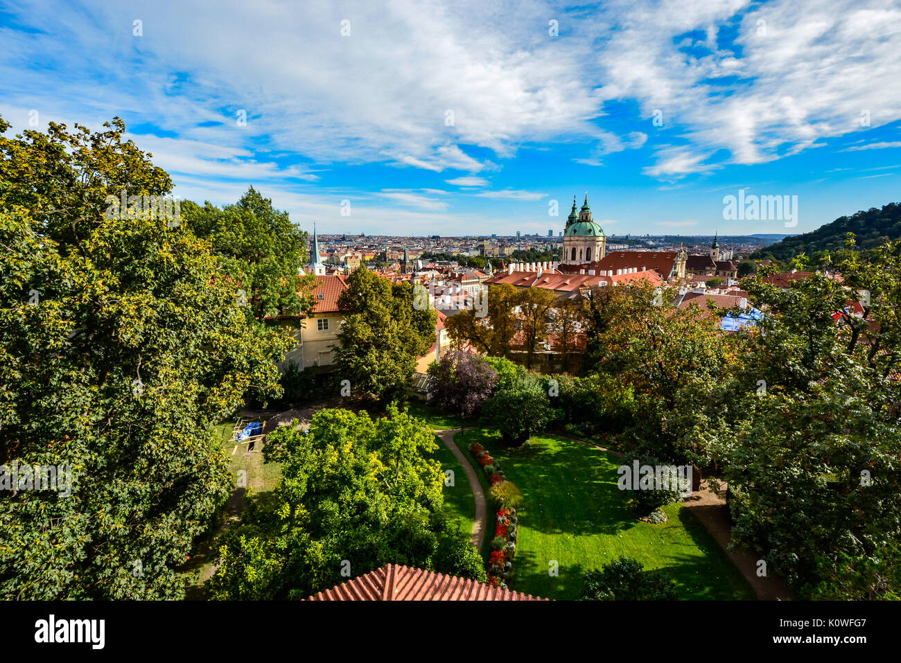 Blick auf Prag an einem sonnigen Tag im frühen Herbst von der Prager Burg Stockfoto