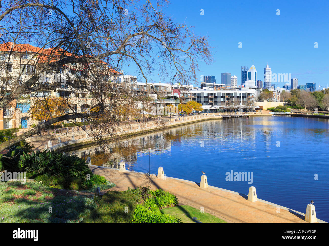 Claisebrook Cove im East Perth mit Wolkenkratzer der Stadt in der Ferne. Stockfoto