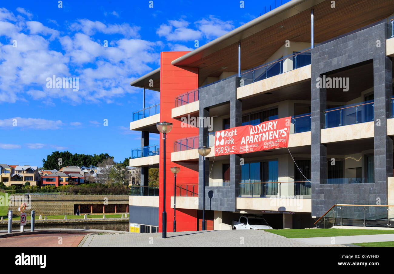 "Luxus Apartments Zu Verkaufen Schild an der Seite eines neuen Appartementhaus in Claisebrooke Cove, East Perth, Western Australia Stockfoto