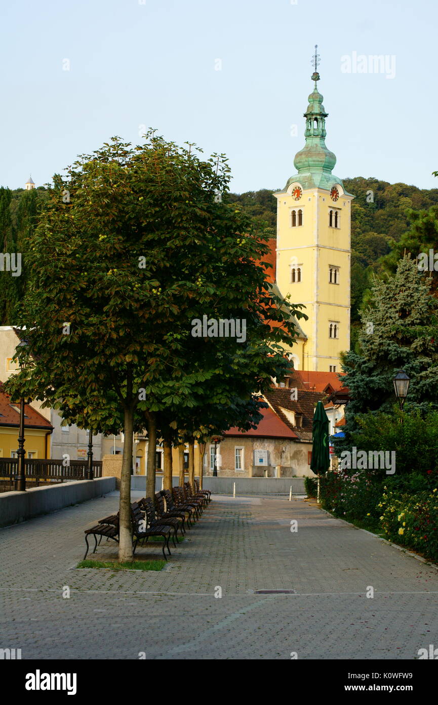 Der Turm der Pfarrkirche St. Anastasia in Samobor, Kroatien Stockfoto