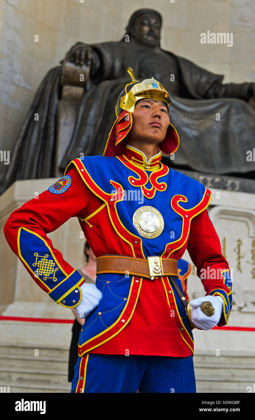 Scots Guards der mongolischen Streitkräfte ehrenamtliche Guard in traditioneller Uniform vor dem Denkmal Dschingis Khan, Ulaanbaatar, Mongolei Stockfoto