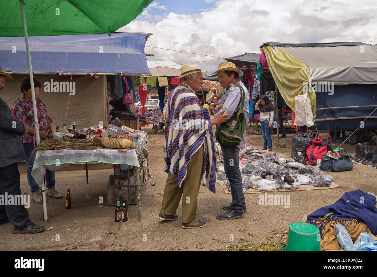 Die Menschen in den Samstag Bauernmarkt Stockfoto