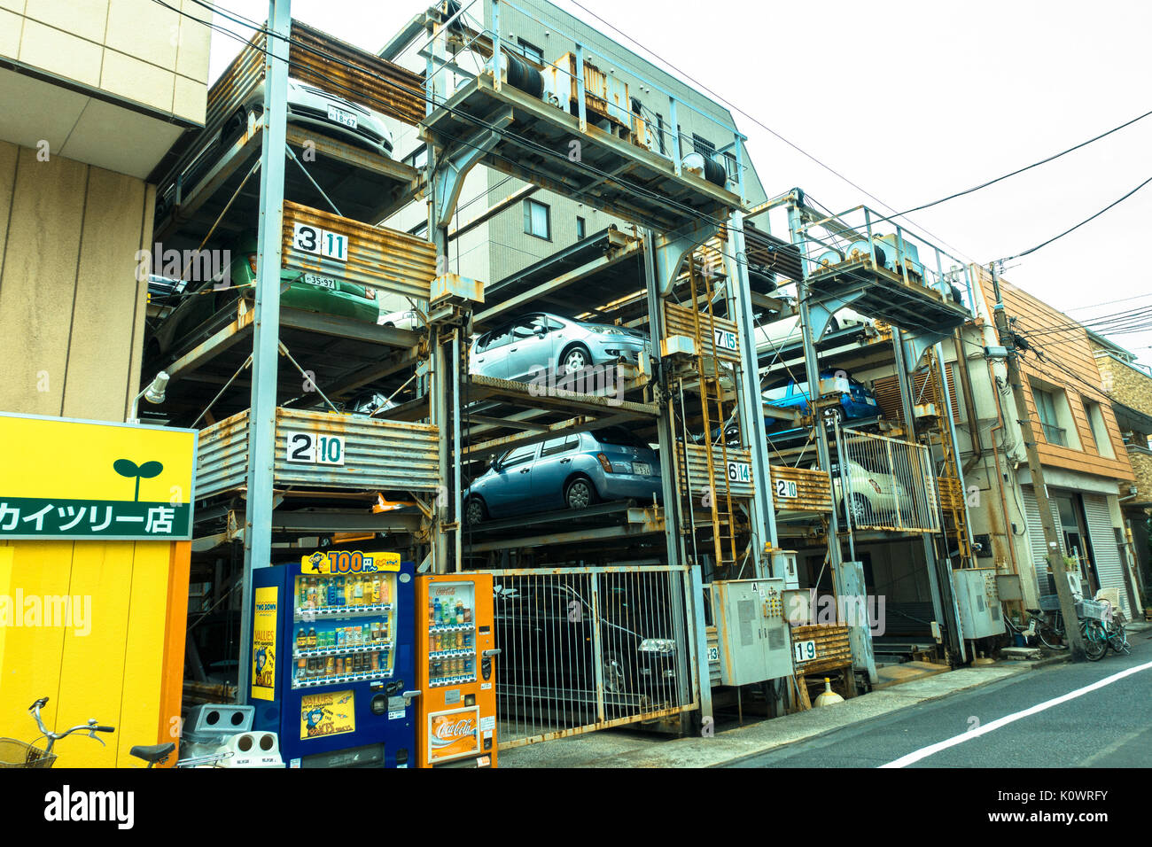 Tokio, Japan-28 Jun 2017: Ein automatisches Parkhaus parken. Automatisches Parkhaus Systeme ermöglichen einen Platz in überfüllten Städten in Tokio zu optimieren. Stockfoto