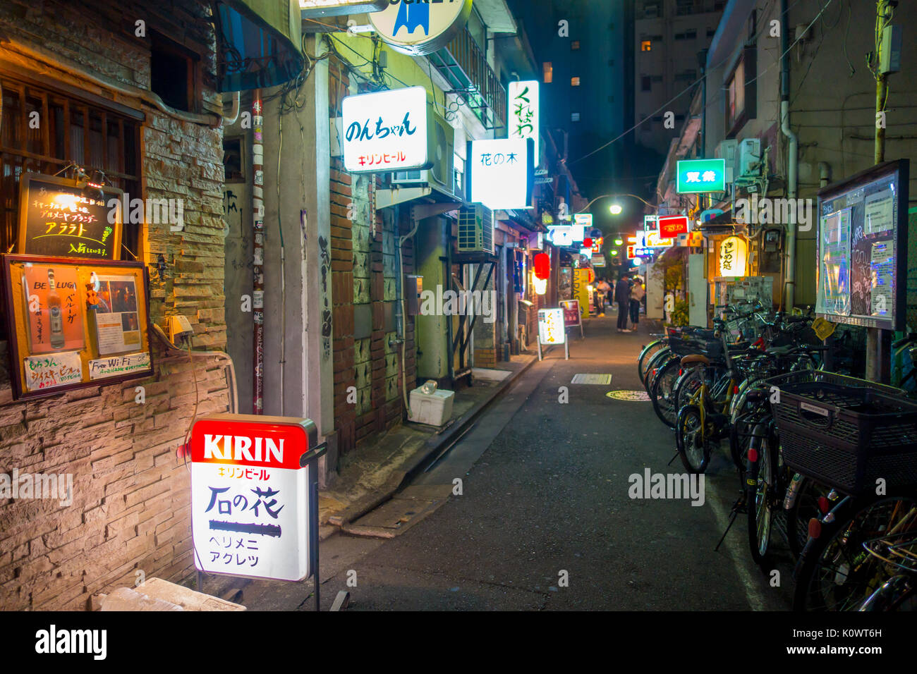 Tokio, Japan, 28. Juni - 2017: Traditionelle Back Street bars in Shinjuku Golden Gai. Golden gai besteht aus 6 kleinen Gassen mit 200 kleinen Bars und 20. Jahrhundert Atmosphäre, in Tokio Stockfoto