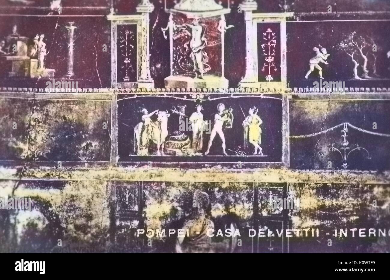 Alte Postkarte aus Pompeji zeigt ein Detail aus der Wand Dekoration im TRICLINIUM der Casa dei Vettii, Pompeji, Italien, 1946. Hinweis: Das Bild hat digital über ein modernes Prozess eingefärbt worden. Farben möglicherweise nicht sein - genau. Stockfoto