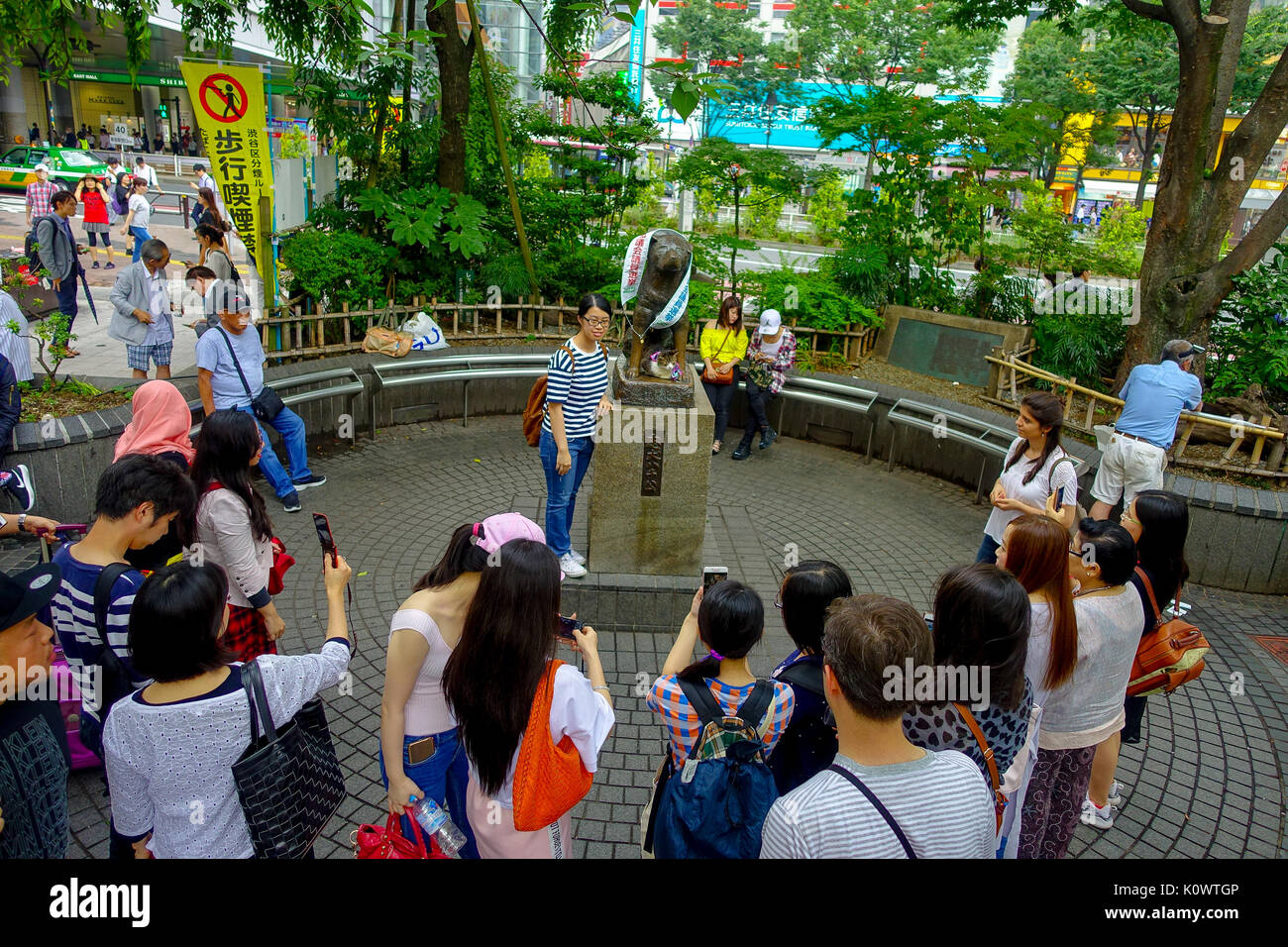 Tokio, Japan, 28. Juni - 2017: Unbekannter Menschen besuchen Hachiko hund Statue in Shibuya, Tokio. Hachiko war ein Hund, der für den Besitzer nach seinem Tod gewartet Stockfoto