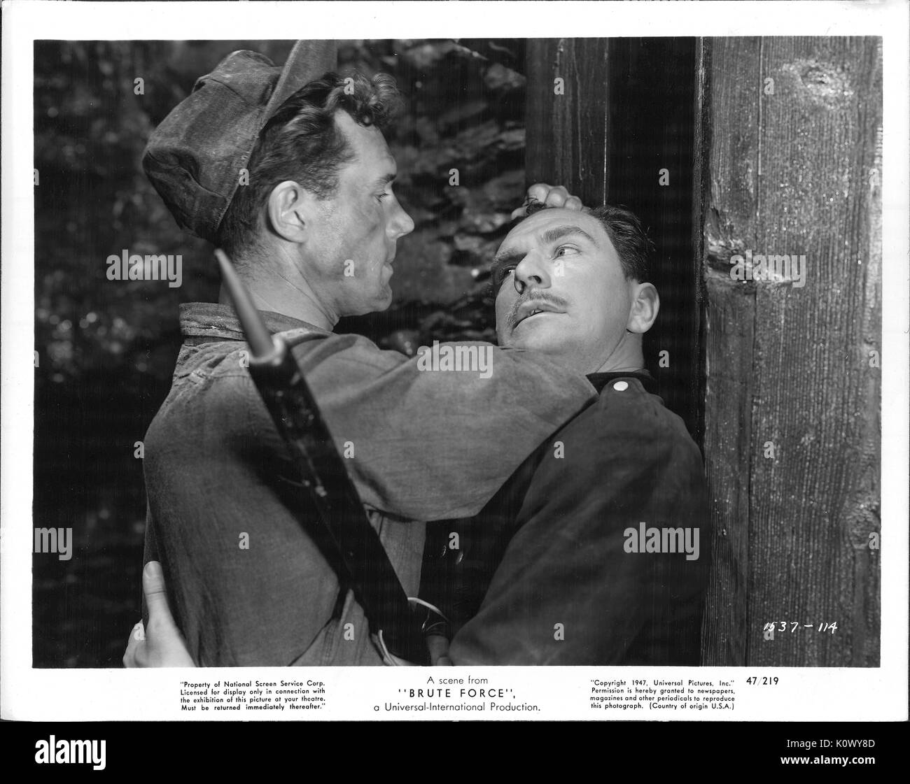 Eine Szene aus "Brute Force" (1947 Universal-International Film), zeigt ein insasse Pinning ein Gefängnis Guard an einer Wand, 1947. Stockfoto