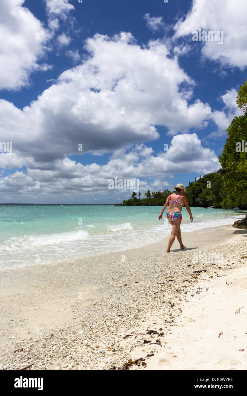 Ältere Frau zu Fuß auf Easo Strand, Lifou, Neukaledonien, South Pacific Stockfoto