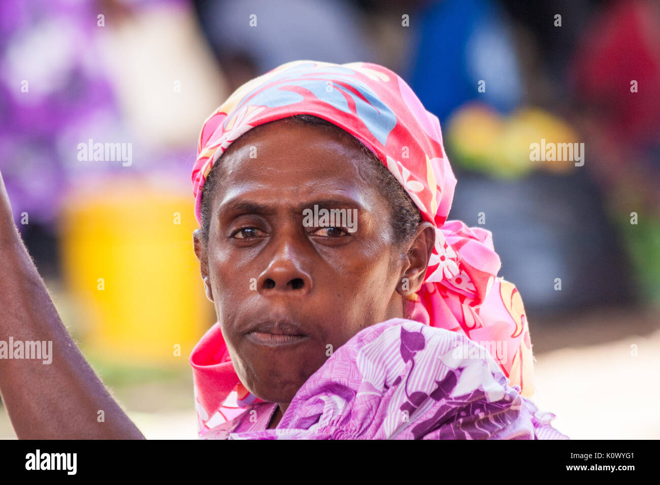 Porträt der melanesischen Frau in bunten Kleidern, Port Vila, Vanuatu, Südsee Stockfoto