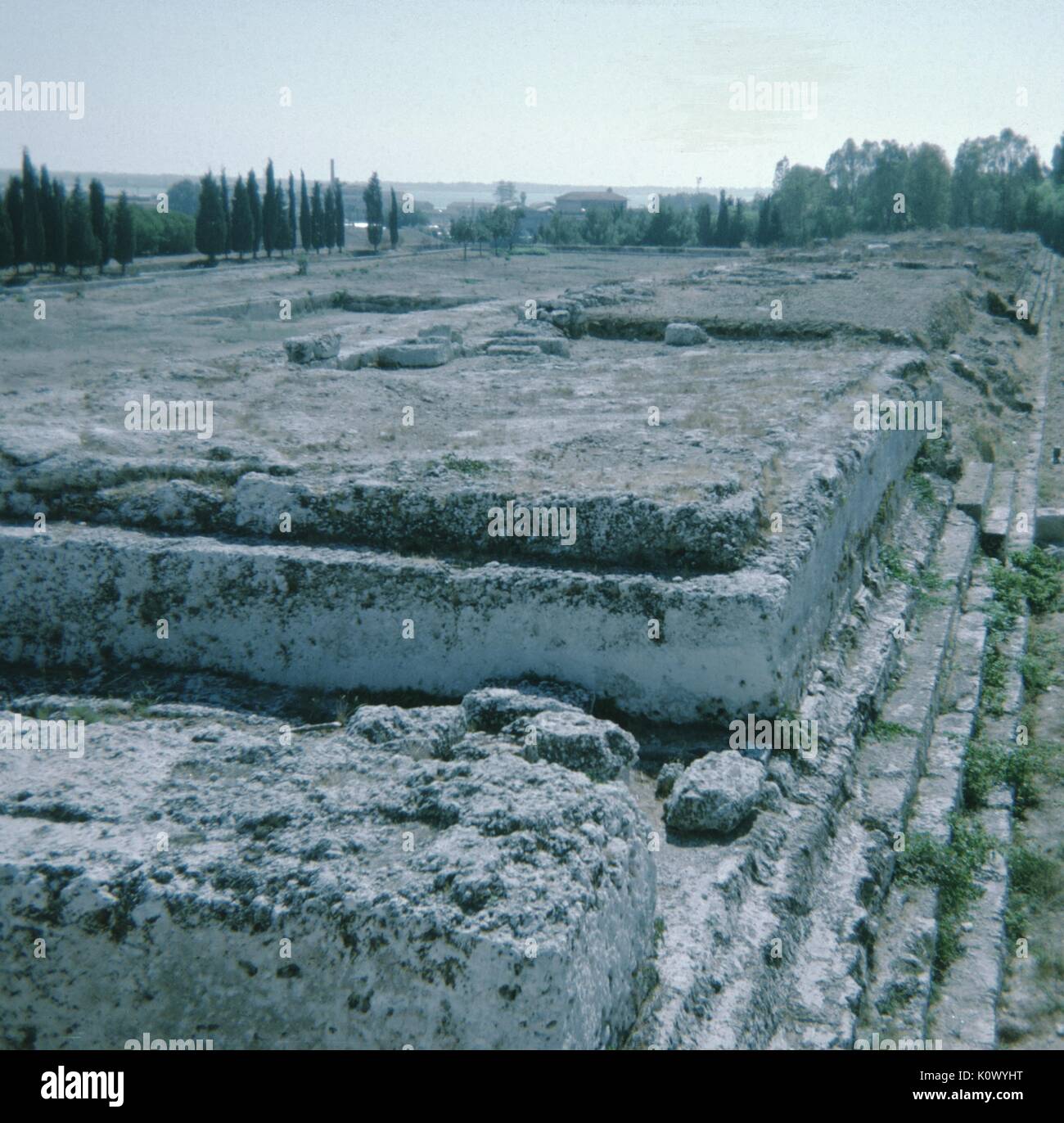 Ruinen eines römischen Tempels, Felsen und Treppenhaus mit Pflanzen durch die Ruinen, Athen, Griechenland, 1971. Stockfoto