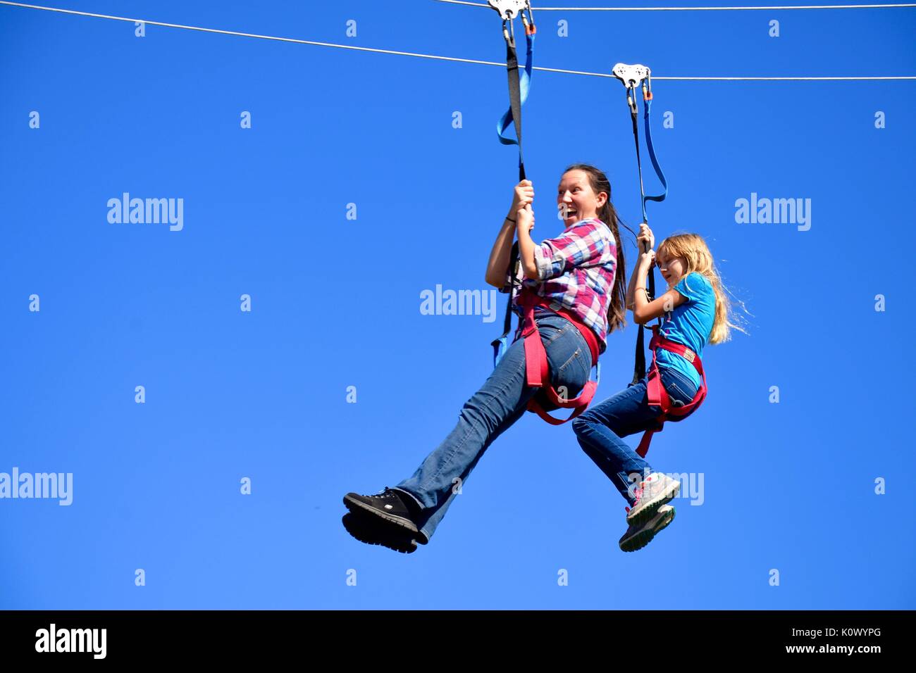 Mutter und Tochter auf einem Zip Line. Stockfoto