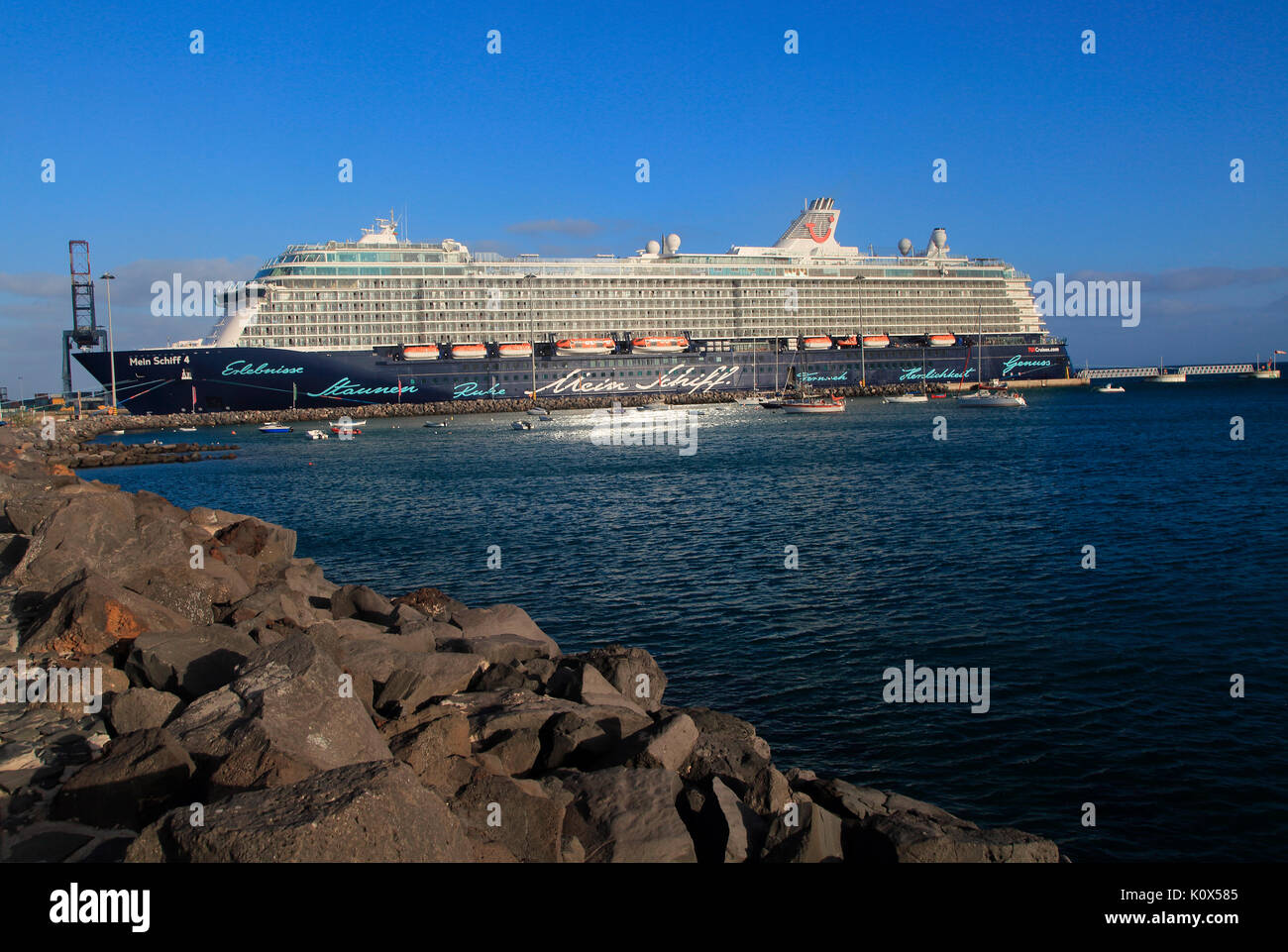 Große Deutsche Kreuzfahrtschiff Mein Schiff 4 In Puerto