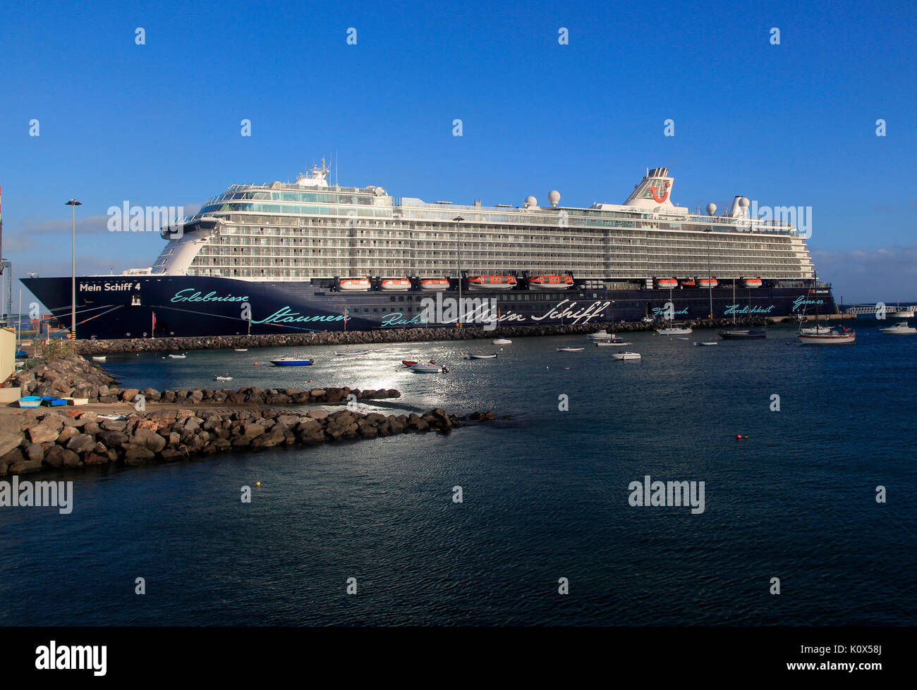 Große Deutsche Kreuzfahrtschiff Mein Schiff 4 In Puerto