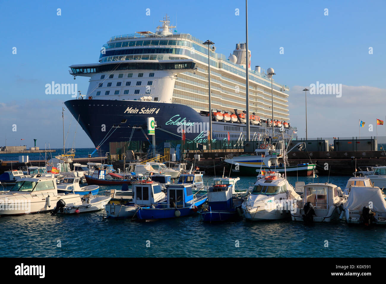 Große Deutsche Kreuzfahrtschiff Mein Schiff 4 In Puerto