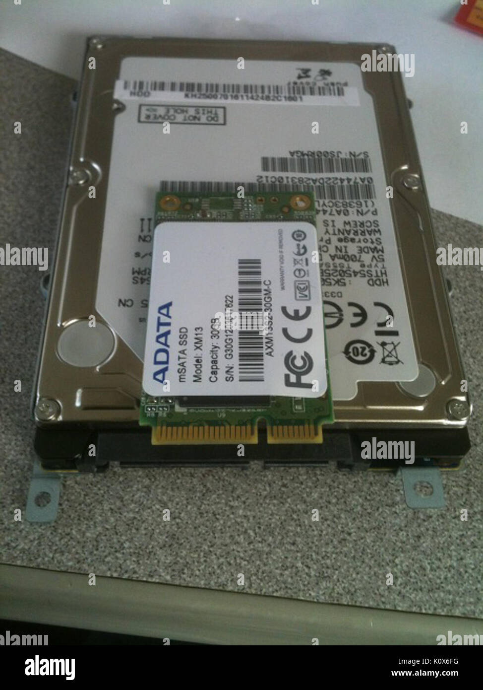 Eine mSATA SSD auf einem 2.5" SATA Stockfoto