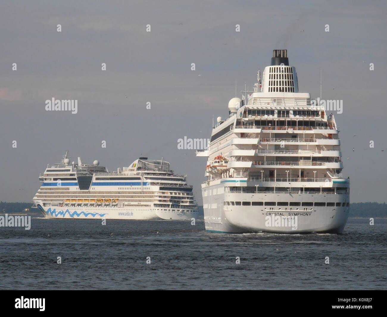 AIDAsol und Crystal Symphony Rennen zu Sankt Petersburg Tallinn vom 26. Juli 2012 Stockfoto