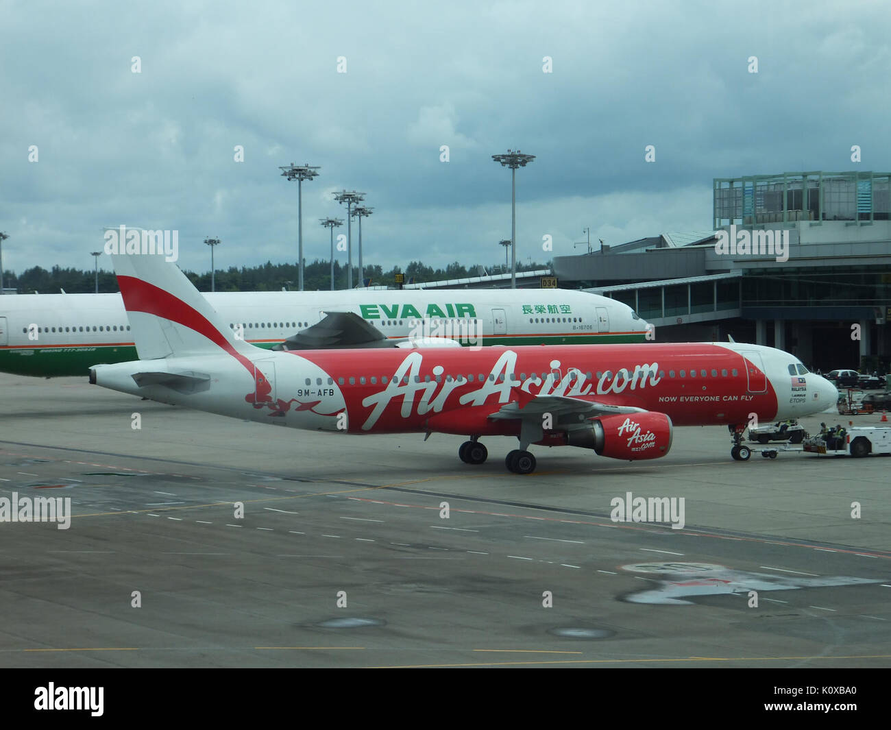 AirAsia Airbus A320 214 9 M AFB verlassen Jet Bridge von Traktor in Singapur Changi Airport 20130211 ein Stockfoto