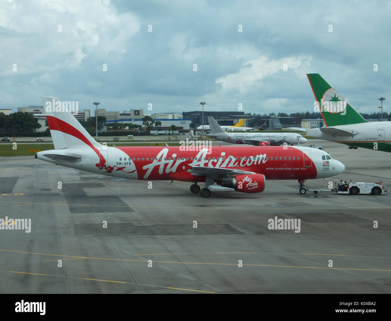 AirAsia Airbus A320 214 9 M AFB verlassen Jet Bridge von Traktor in Singapur Changi Airport 20130211 c Stockfoto