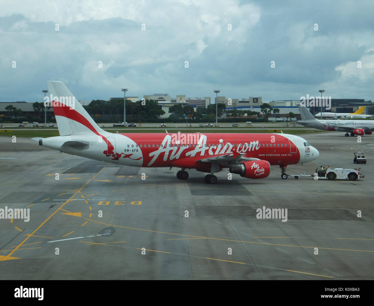 AirAsia Airbus A320 214 9 M AFB verlassen Jet Bridge von Traktor in Singapur Changi Airport 20130211 d Stockfoto