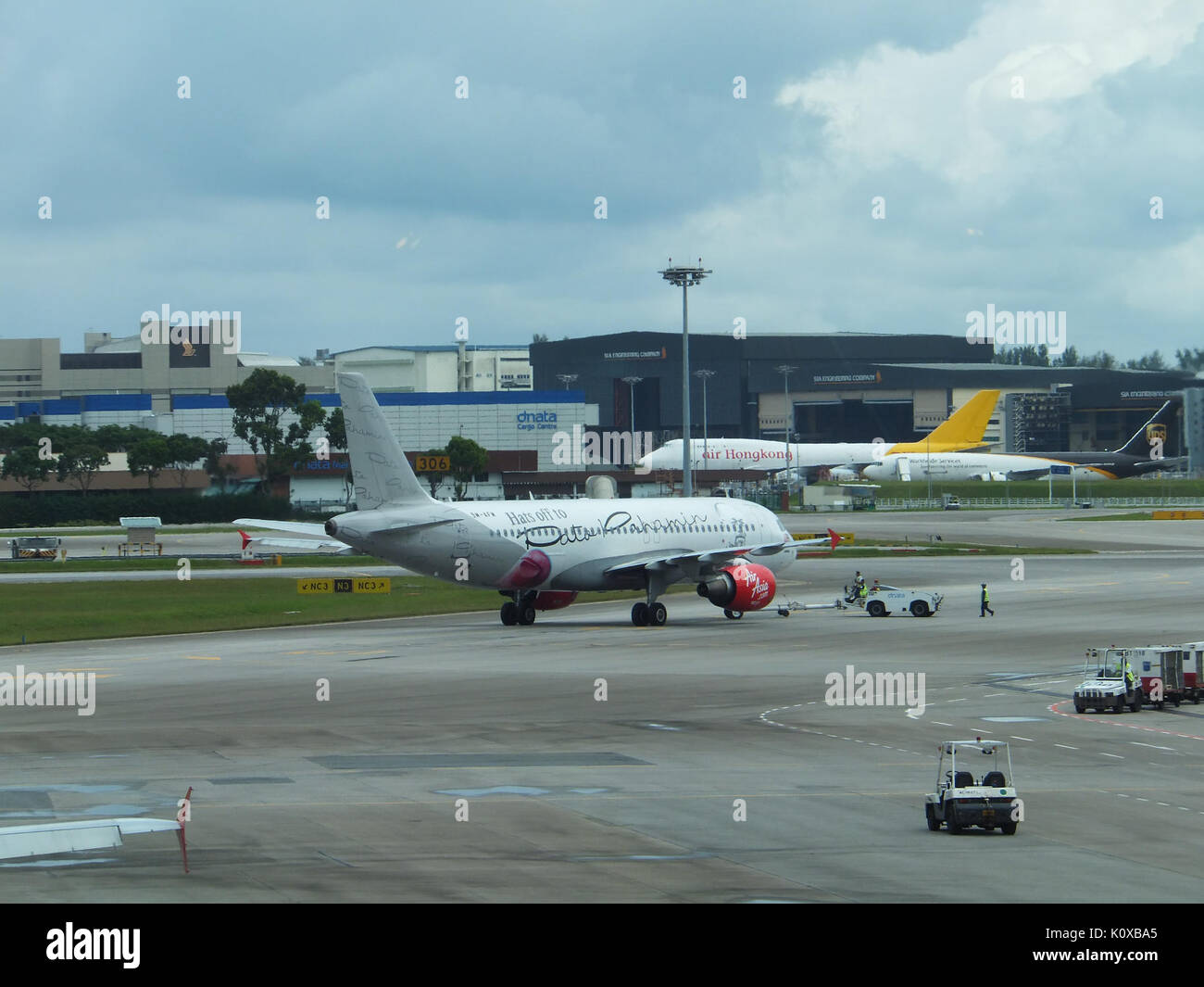 AirAsia Airbus A320 216 9 M AFM verlassen Schürze von Traktor in Singapur Changi Airport 20130211 Stockfoto