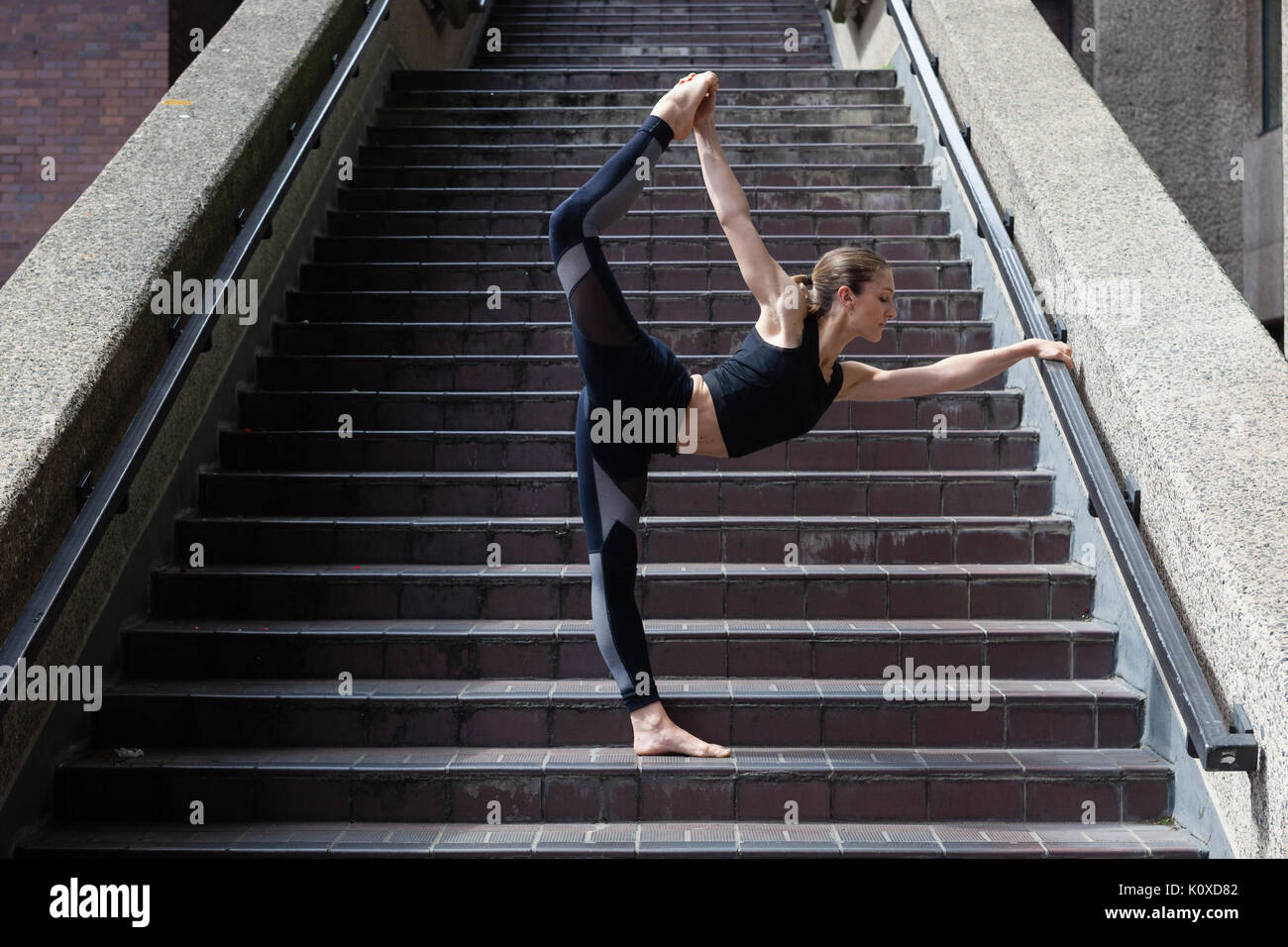 Yoga in der Londoner City - finden innere Ruhe inmitten der Geschäftigkeit der Stadt Stockfoto