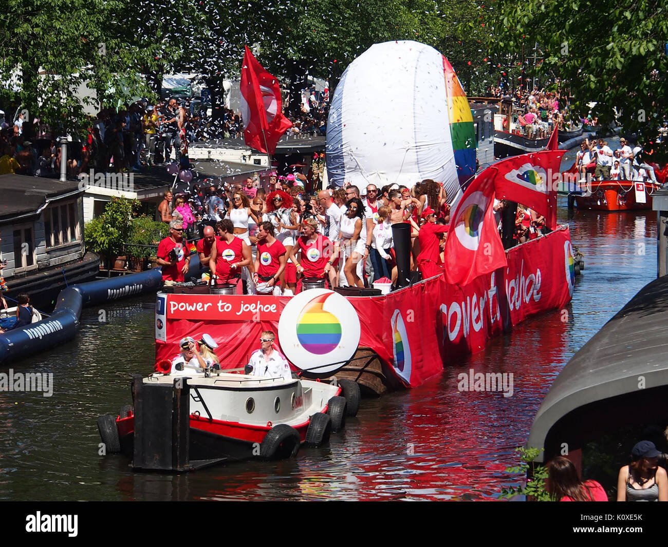 Amsterdam Gay Pride 2013 Boot Nr. 17 Vodafone pic 2 Stockfoto