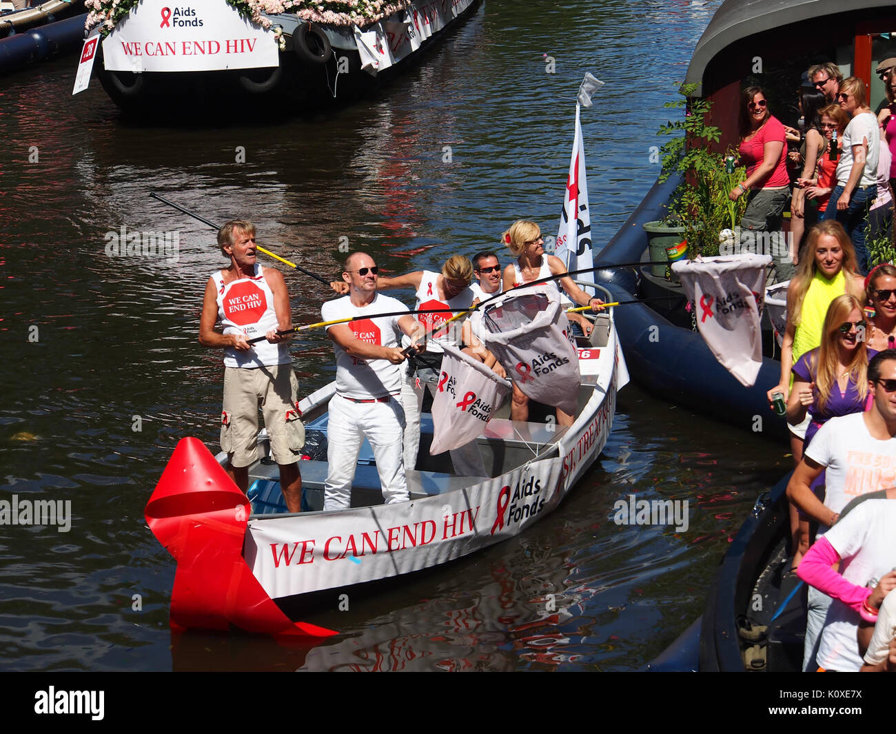 Amsterdam Gay Pride 2013 Boot Nr. 28 AIDS-Fonds pic 5. Stockfoto