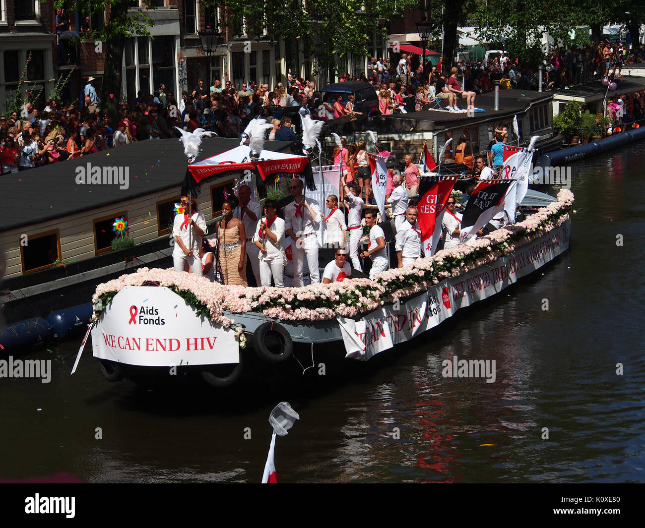Amsterdam Gay Pride 2013 Boot Nr. 28 AIDS-Fonds pic 7. Stockfoto