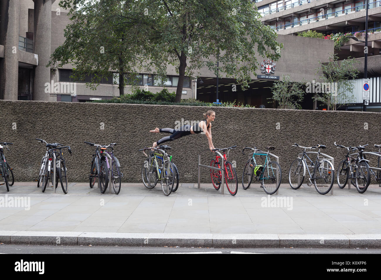Yoga in der Londoner City - finden innere Ruhe inmitten der Geschäftigkeit der Stadt Stockfoto