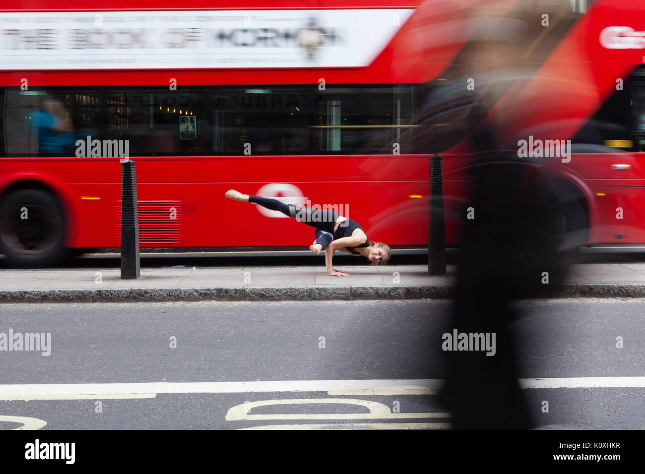Yoga in der Londoner City - finden innere Ruhe inmitten der Geschäftigkeit der Stadt Stockfoto