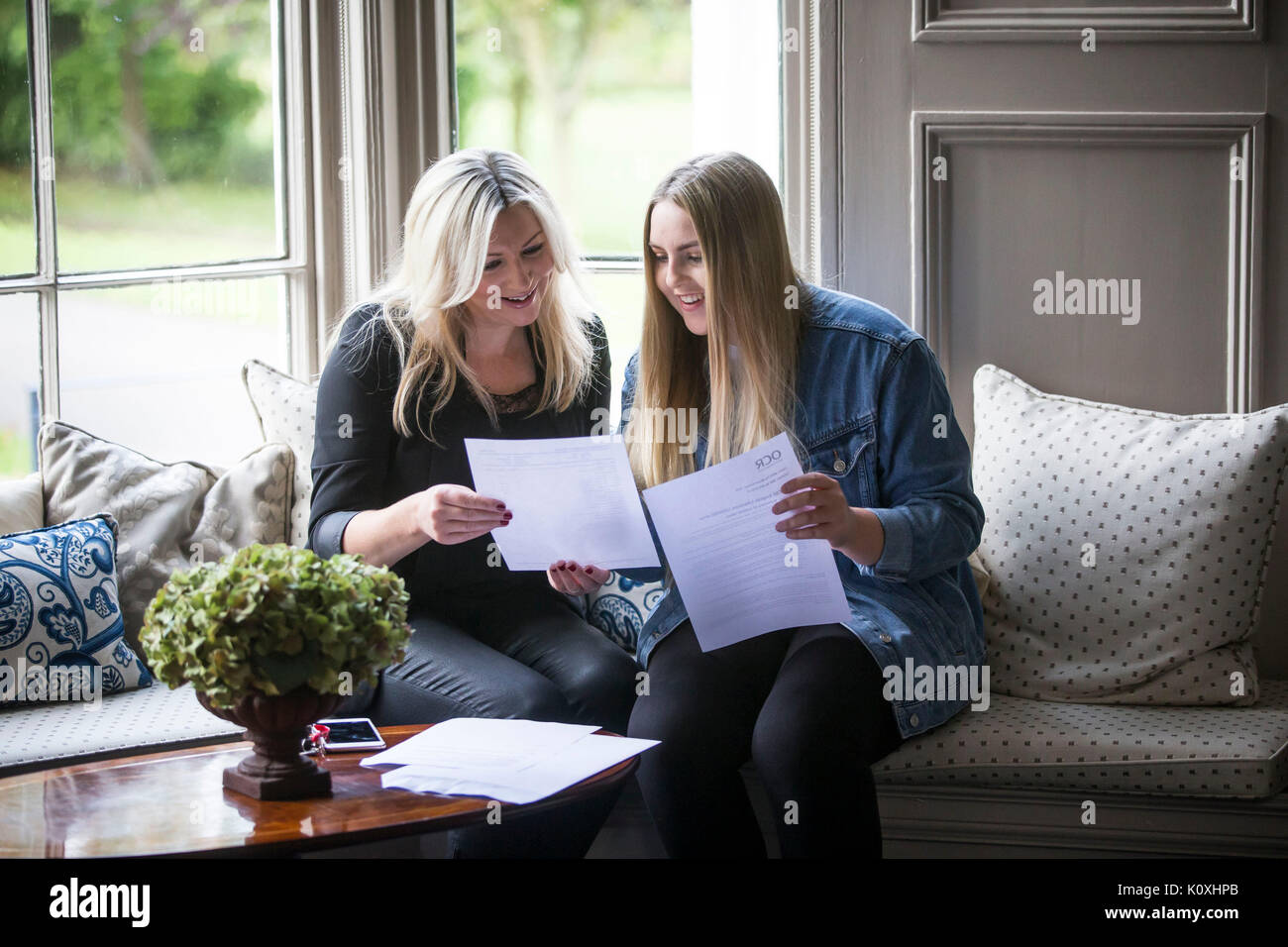 Student Holly Blake (rechts) mit ihrer Mutter Lauren Blake (links) feiert nach dem Sammeln ihrer GCSE Ergebnisse am Mount School York. Stockfoto