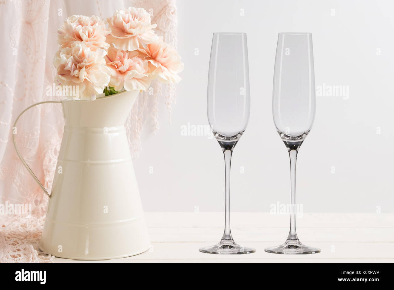 Blumen Mock-up von 2 Sektgläser neben eine Vase mit Blumen, ideal für Unternehmen, die Aufkleber, vinyl Sticker verkaufen, nur Overlay ihr Design Stockfoto