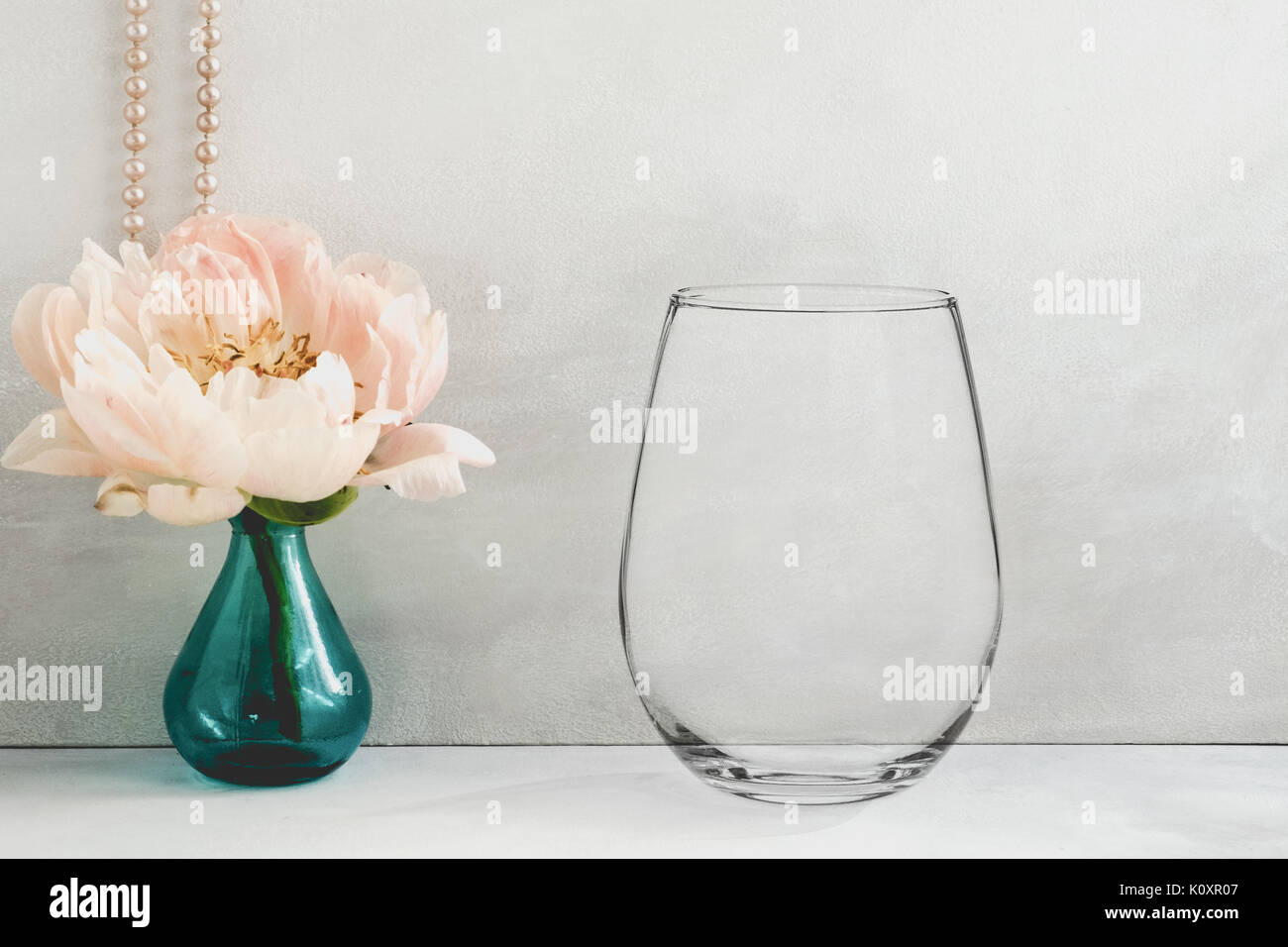 Blumen Mock-up eines stemless Wein Glas, ideal für Unternehmen, die Aufkleber, vinyl Sticker verkaufen, nur Overlay ihr Design Stockfoto