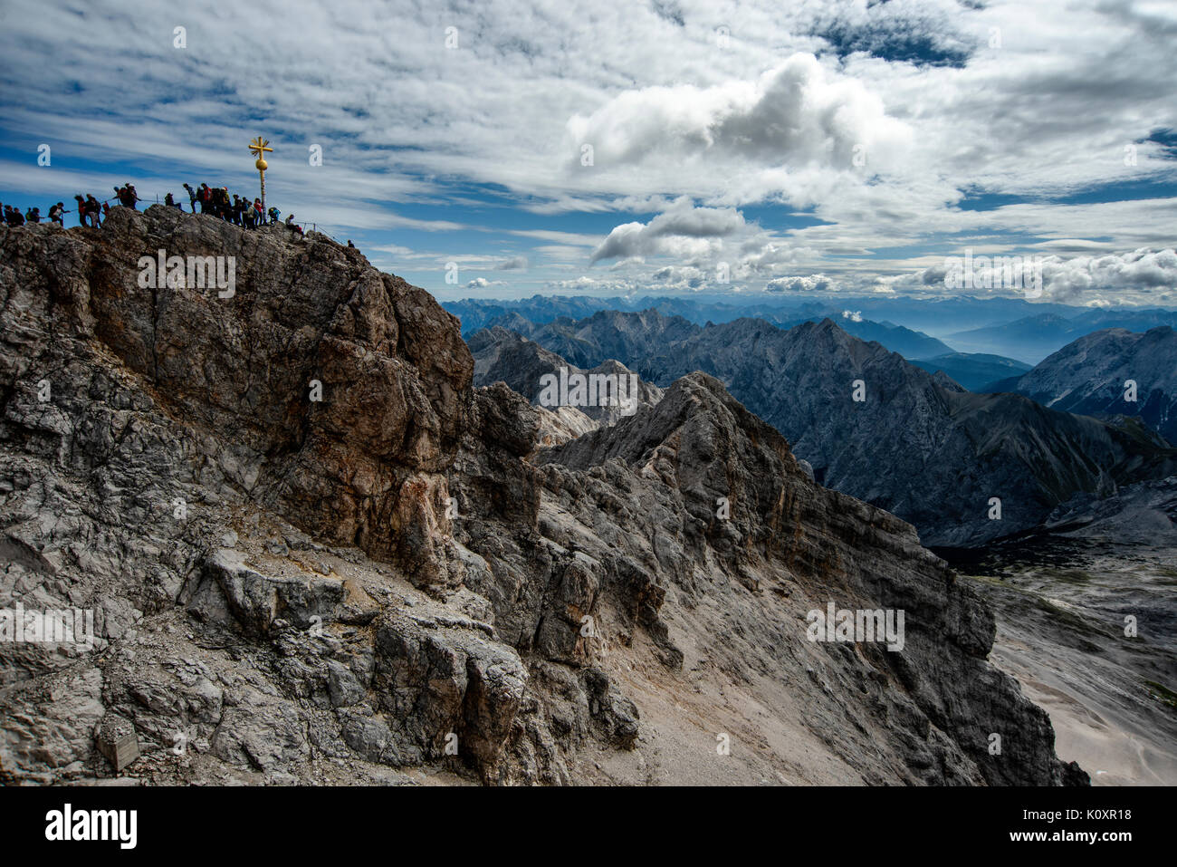 Touristen, die in die Warteschlange des Gipfels der Zuspitze Berg auf dem Deutschland Österreich Grenze zu erhalten. Auf 2962 m ist er der höchste Berg Deutschlands. Stockfoto