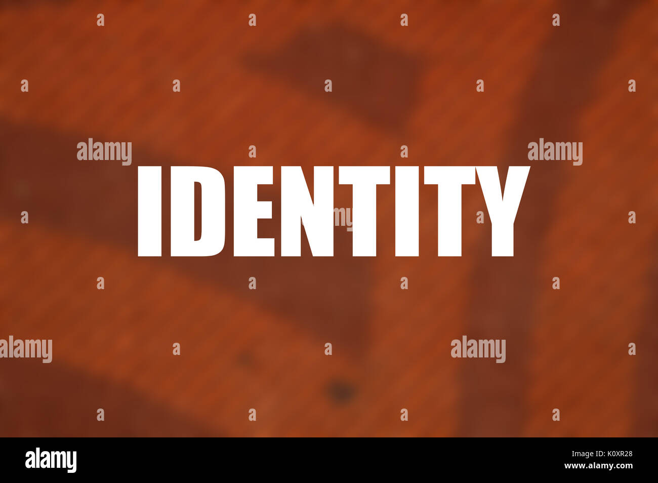 Identität auf braunem Hintergrund geschrieben Stockfoto