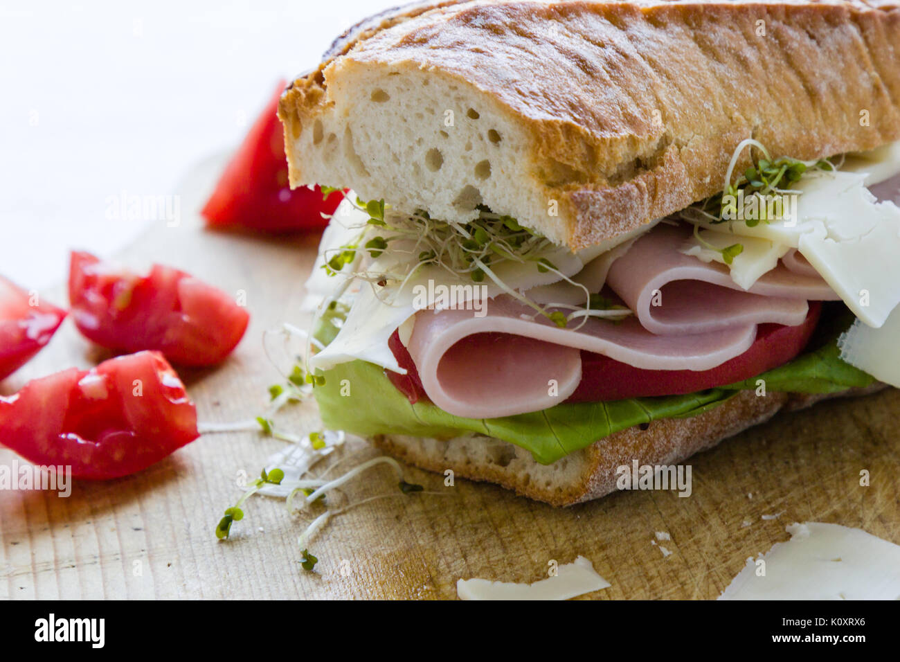 Rustikal große Schinken Sandwich auf Holzbrett Stockfoto