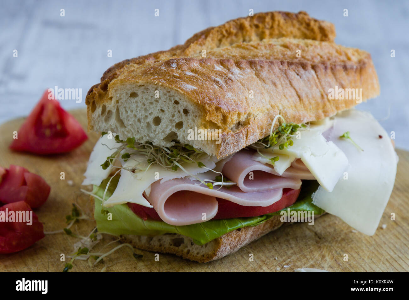 Rustikal große Schinken Sandwich auf Holzbrett Stockfoto