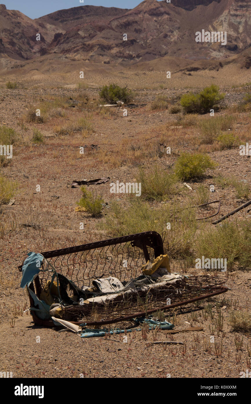 Eine zerstörte Sofa mitten in der Wüste von Nevada verfallende Stockfoto