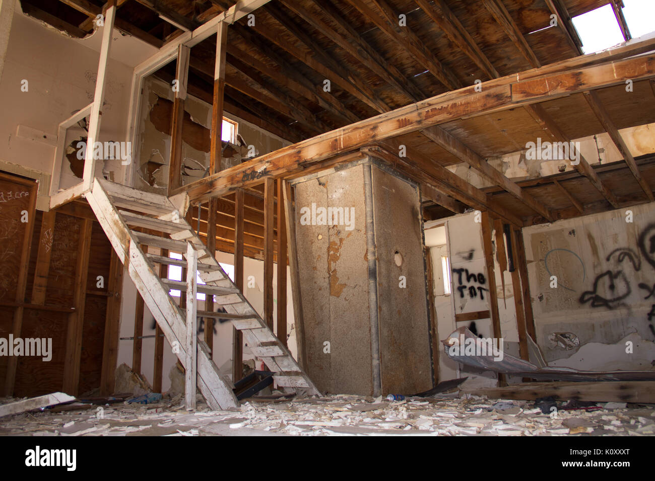 Der Innenraum eines zerstörten Gebäude in der Wüste von Nevada Stockfoto