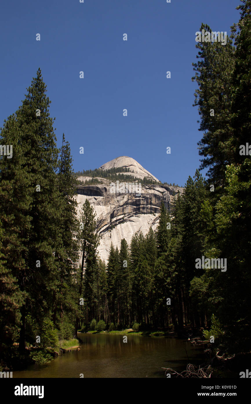 Anzeigen eines Berges mit Yosemite Creek im Vordergrund. Stockfoto
