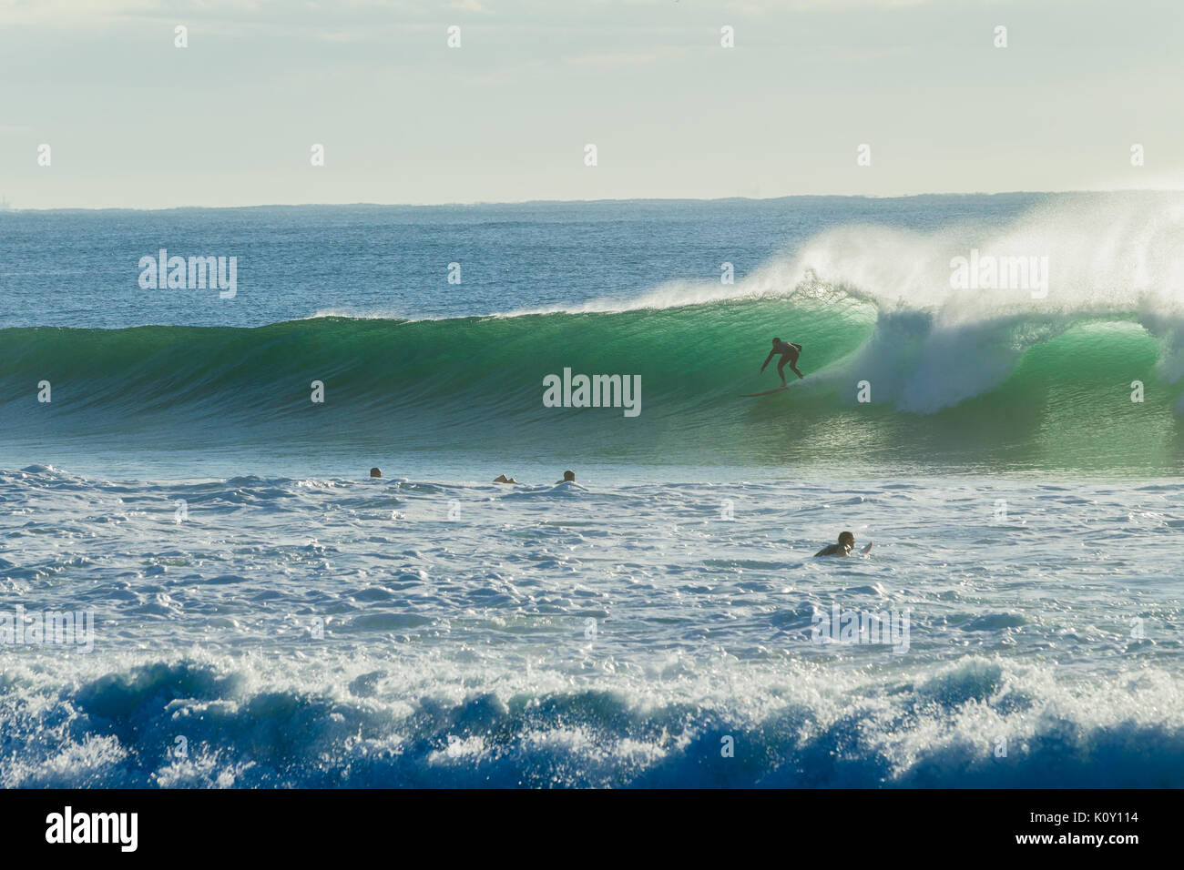 Nicht identifizierte Surfen fang Ocean Wave Aktion Foto Surfer Stockfoto