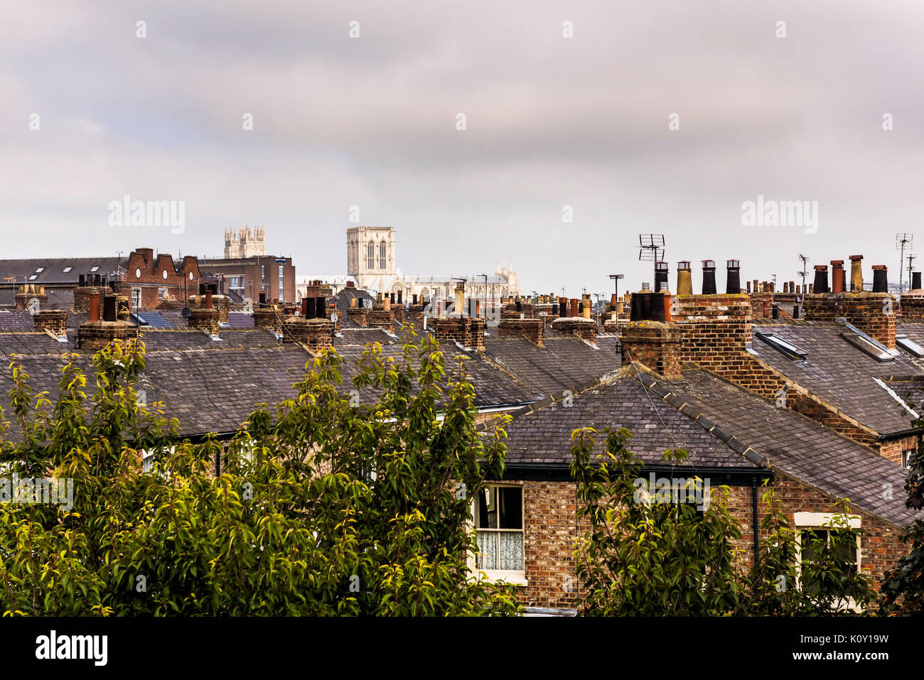 Das York Minster gesehen über Stadt Dächer von der historischen Stadtmauer. Das Münster im Norden von England ist die Kathedrale von York Stockfoto